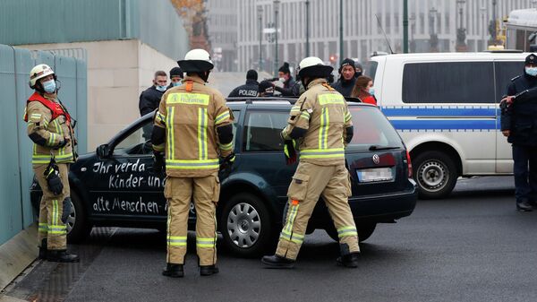 Автомобиль врезался в ворота офиса Ангелы Меркель в центре Берлина
