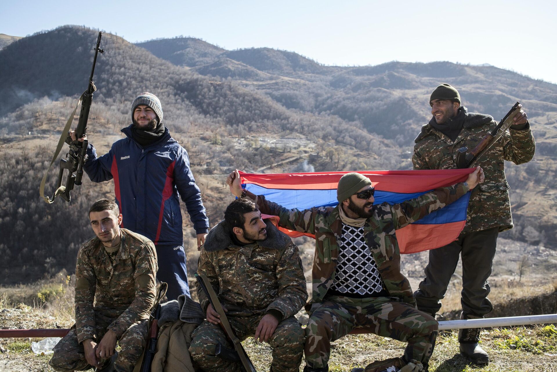 Вооруженные мужчины с флагом Армении в Кельбаджарском районе Нагорного Карабаха накануне передачи Азербайджану - РИА Новости, 1920, 06.04.2021