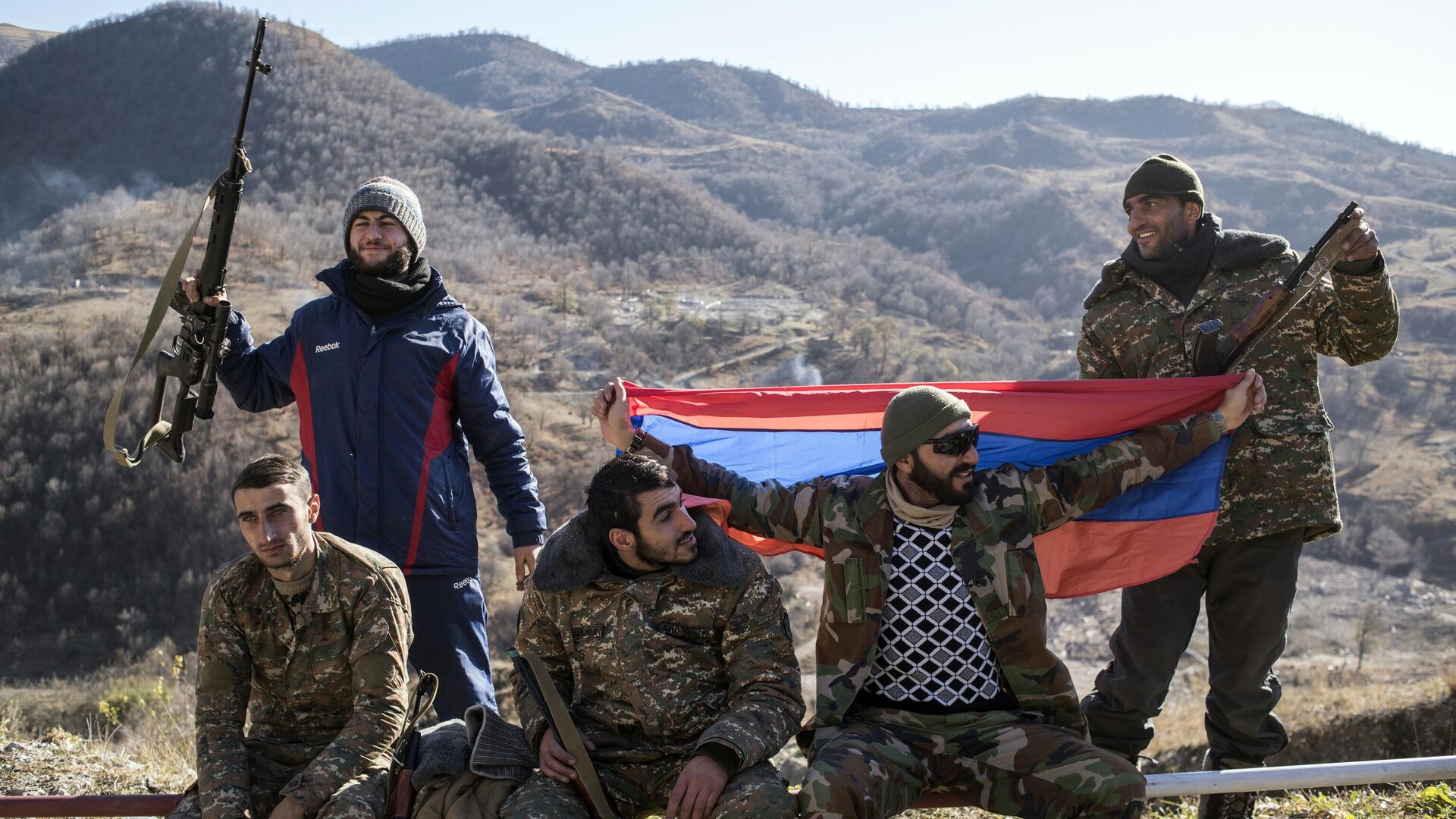 Вооруженные мужчины с флагом Армении в Кельбаджарском районе Нагорного Карабаха накануне передачи Азербайджану - РИА Новости, 1920, 04.06.2021