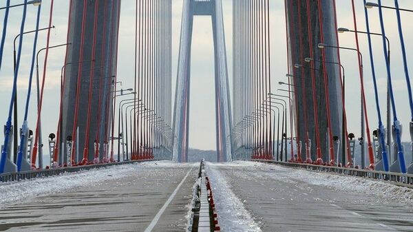 Осколки наледи на мосту на остров Русский во Владивостоке