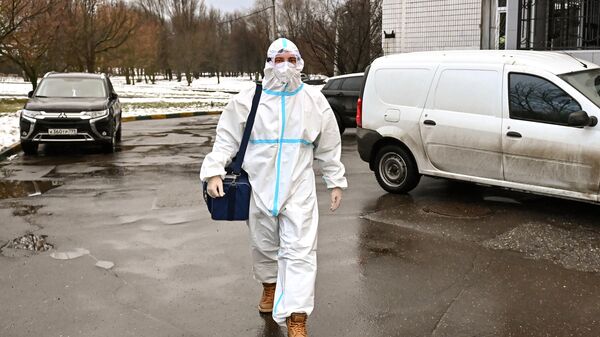 Фельдшер перед визитом к пациенту на дом в Москве