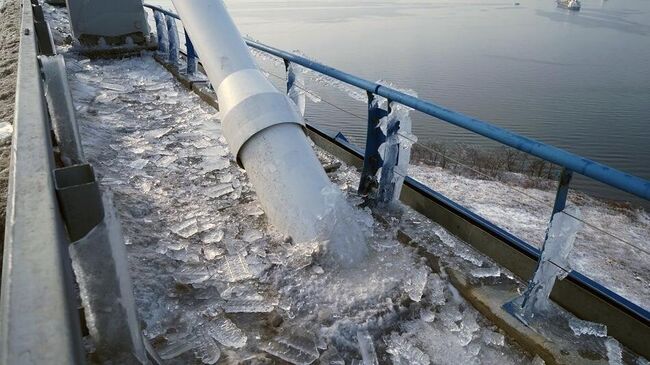 Осколки наледи на мосту на остров Русский во Владивостоке