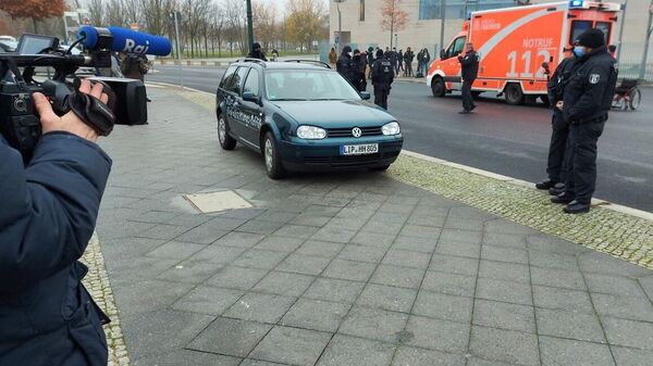 Автомобиль, который врезался в ограждение офиса федерального канцлера Германии Ангелы Меркель в Берлине