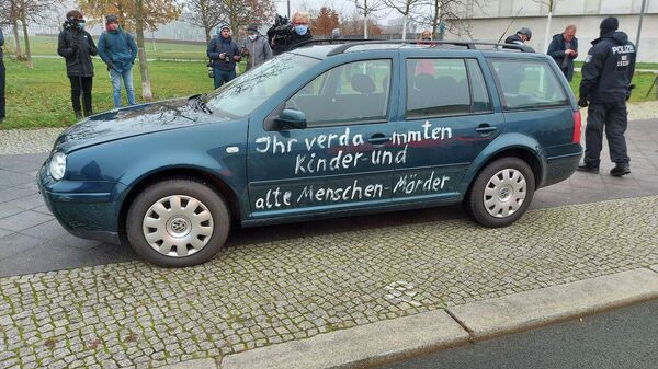 Автомобиль, который врезался в ограждение ведомства федерального канцлера Германии Ангелы Меркель в Берлине