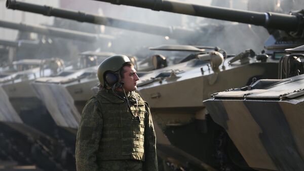 Военнослужащий на церемонии передачи новых боевых машин десанта БМД-4М и бронетранспортеров БТР-МДМ Ракушка на вооружение ВДВ