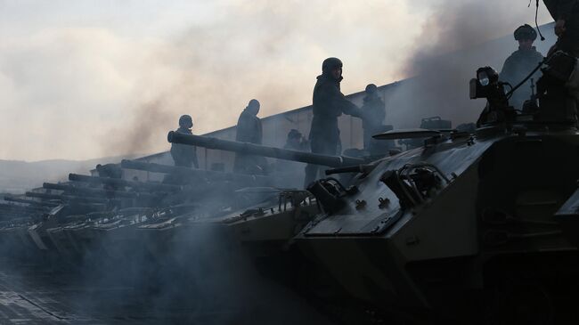 Военнослужащие с боевыми машинами десанта БМД-4М