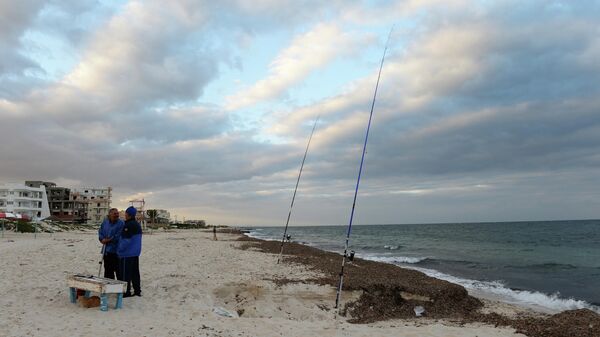 Рыбаки на пляже в тунисском городе Сусс