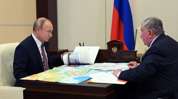 Президент РФ Владимир Путин и директор, председатель правления, заместитель председателя совета директоров компании Роснефть Игорь Сечин