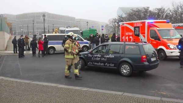 Автомобиль врезался в ворота канцелярии Меркель в Берлине. Кадры с места ЧП