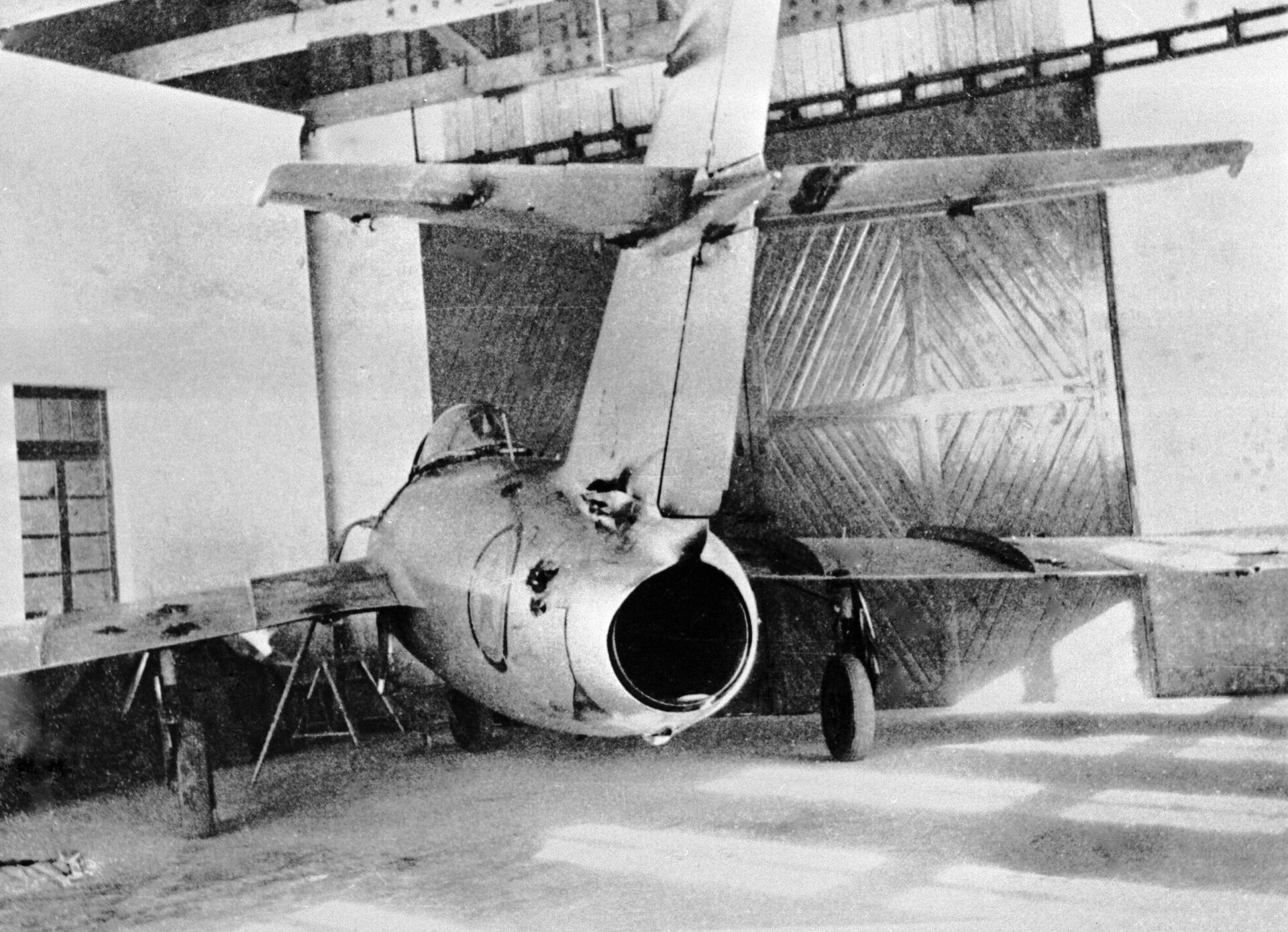 Cоветский истребитель МиГ-15 с пробоинами после воздушного боя во время войны в Корее - РИА Новости, 1920, 09.04.2021