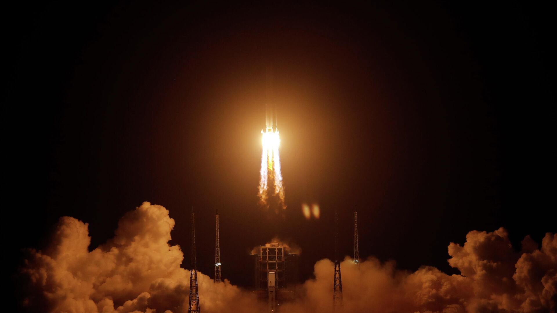 Запуск аппарата Чанъэ-5 при помощи ракеты-носителя Чанчжэн-5 с космодрома Вэньчан в провинции Хайнань - РИА Новости, 1920, 28.11.2020