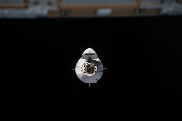Космический корабль Crew Dragon перед стыковкой с Международной космической станцией