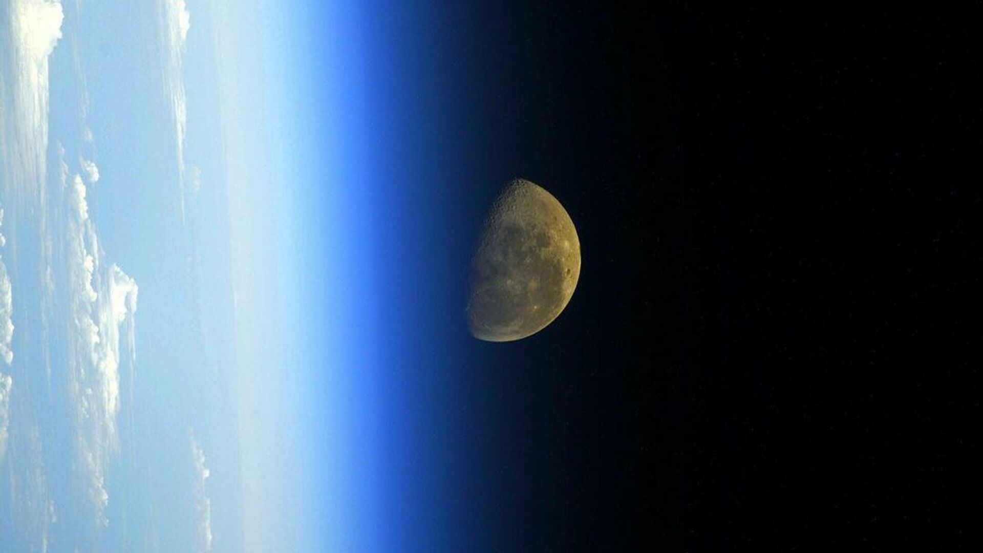 Снимок Луны с борта МКС  - РИА Новости, 1920, 28.04.2021