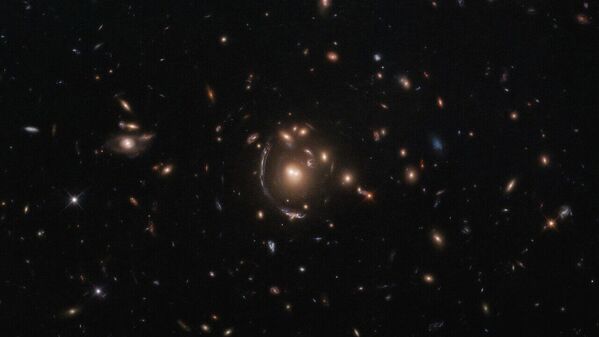 Снимок галактики LRG-3-817 в форме дуги телескопом Hubble 