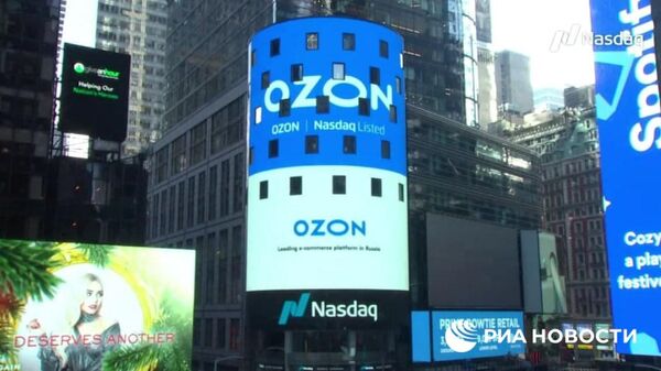 Логотип компании Ozon на экране на Таймс-сквер в Нью-Йорке