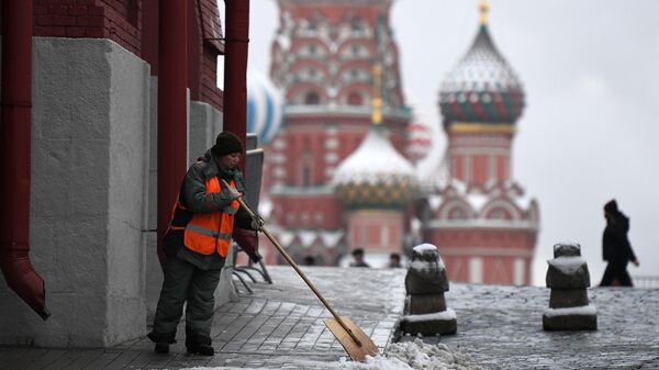 Сотрудник коммунальных служб во время уборки снега в Москве