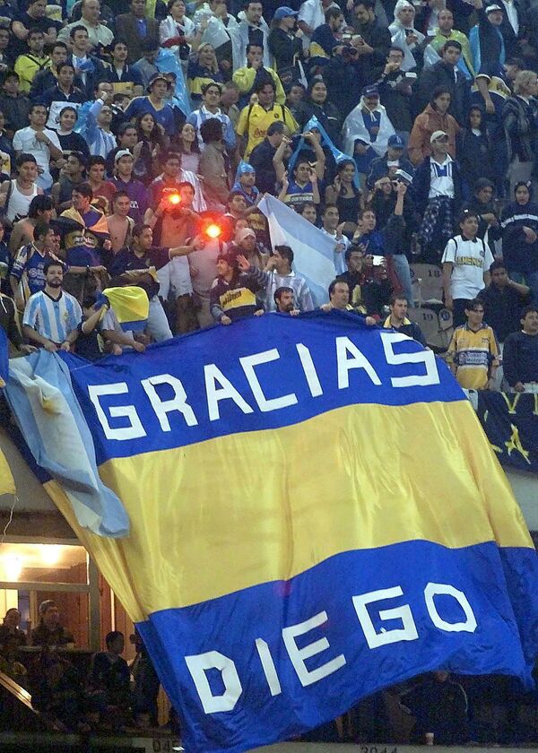 Болельщики аргентинского клуба Бока Хуниорс развернули на трибунах баннер с благодарностью Диего Марадоне