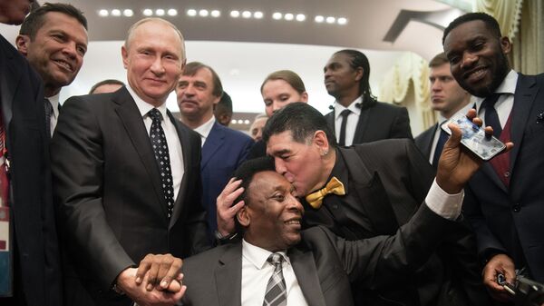 Президент РФ Владимир Путин, бразильский футболист Пеле и аргентинский футболист Диего Марадона (слева направо)