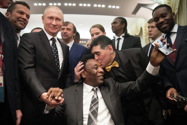 Президент РФ Владимир Путин, бразильский футболист Пеле и аргентинский футболист Диего Марадона (слева направо)