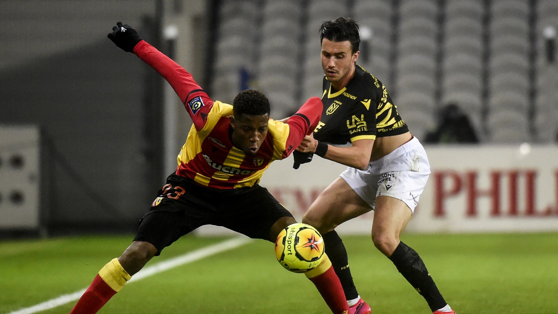 Lens' French forward Simon Banza (L) fights for the ball with Nantes' French midfielder Ludovic Blas during the French L1 football match between RC Lens and FC Nantes at the Bollaert Stadium in Lens, on November 25, 2020. (Photo by FRANCOIS LO PRESTI / AFP) - РИА Новости, 1920, 25.11.2020