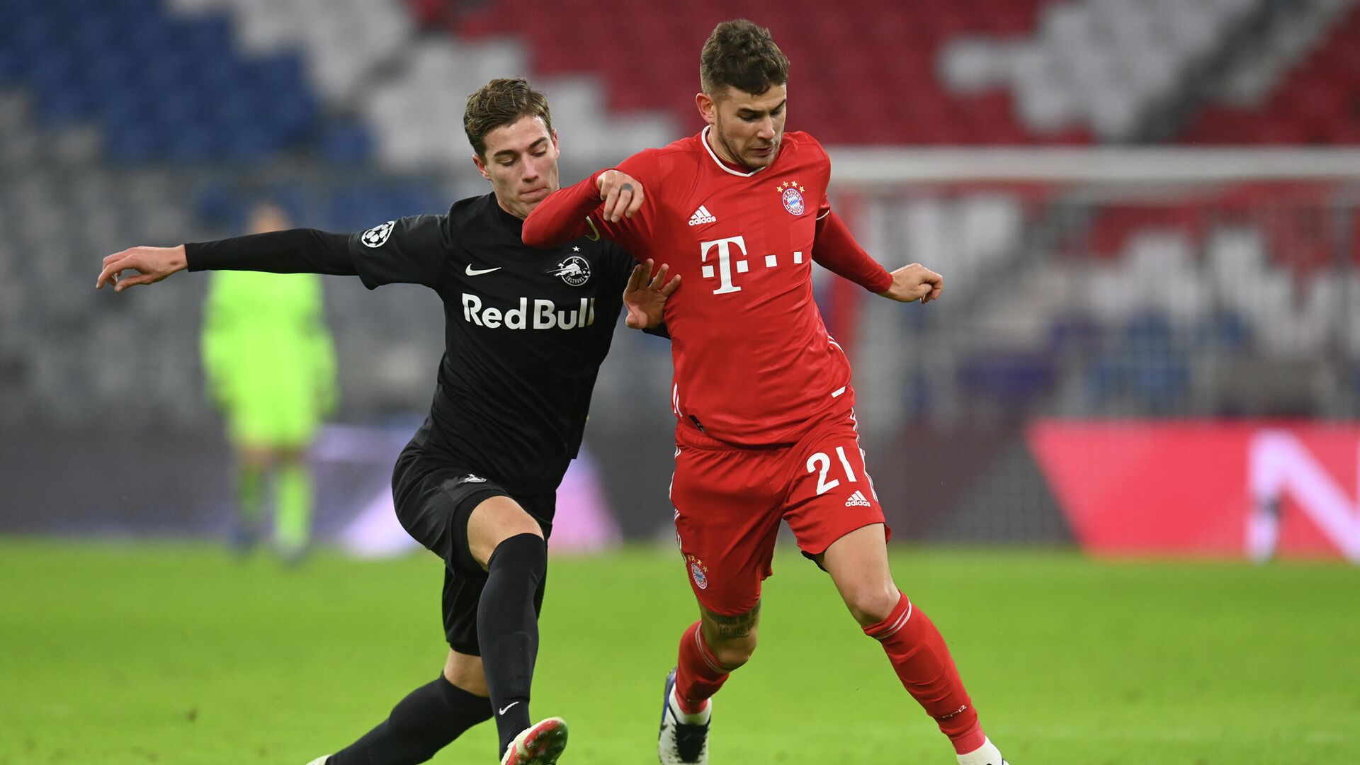 Salzburg's Croatian midfielder Luka Susic (L) and Bayern Munich's French defender Lucas Hernandez vie for the ball during the UEFA Champions League group A football match Bayern Munich v Salzburg in Munich, southern Germany on November 25, 2020. (Photo by CHRISTOF STACHE / AFP) - РИА Новости, 1920, 26.11.2020