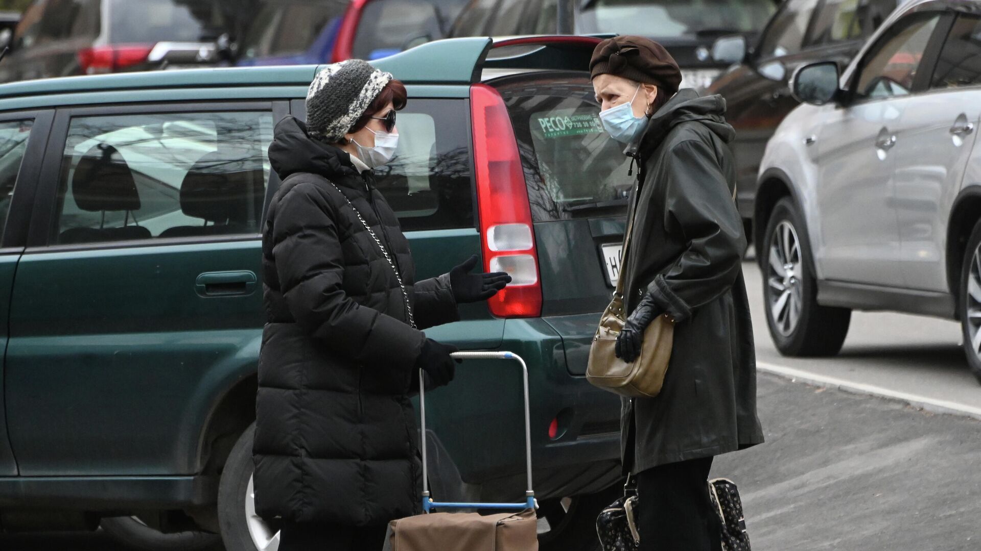 Женщины в защитных масках на улице Гарибальди в Москве - РИА Новости, 1920, 03.12.2020