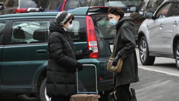Женщины в защитных масках на улице Гарибальди в Москве