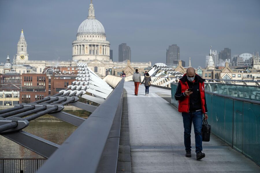 Прохожие на мосту Тысячелетия в Лондоне во время карантина, введенного в связи с коронавирусом