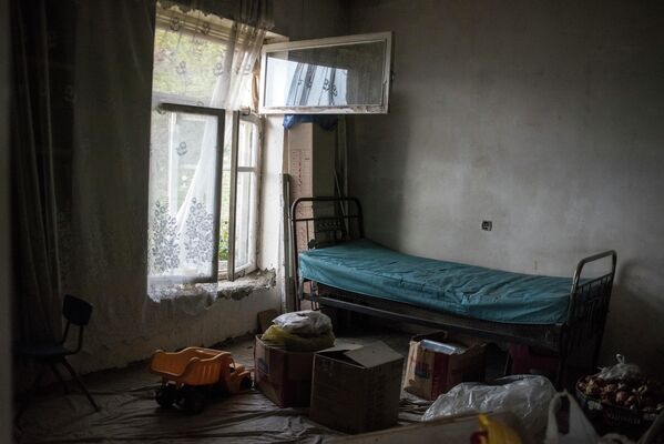 Комната в одном из домов в поселке Карегах в Нагорном Карабахе