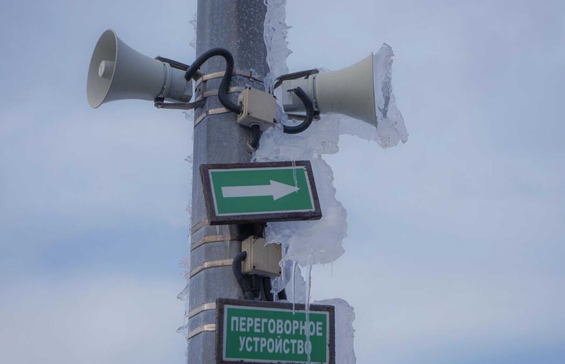 Наледь на громкоговорителях системы оповещения на мосту на остров Русский во Владивостоке Наледь на громкоговорителях системы оповещения на мосту на остров Русский во Владивостоке - РИА Новости, 1920, 01.12.2020