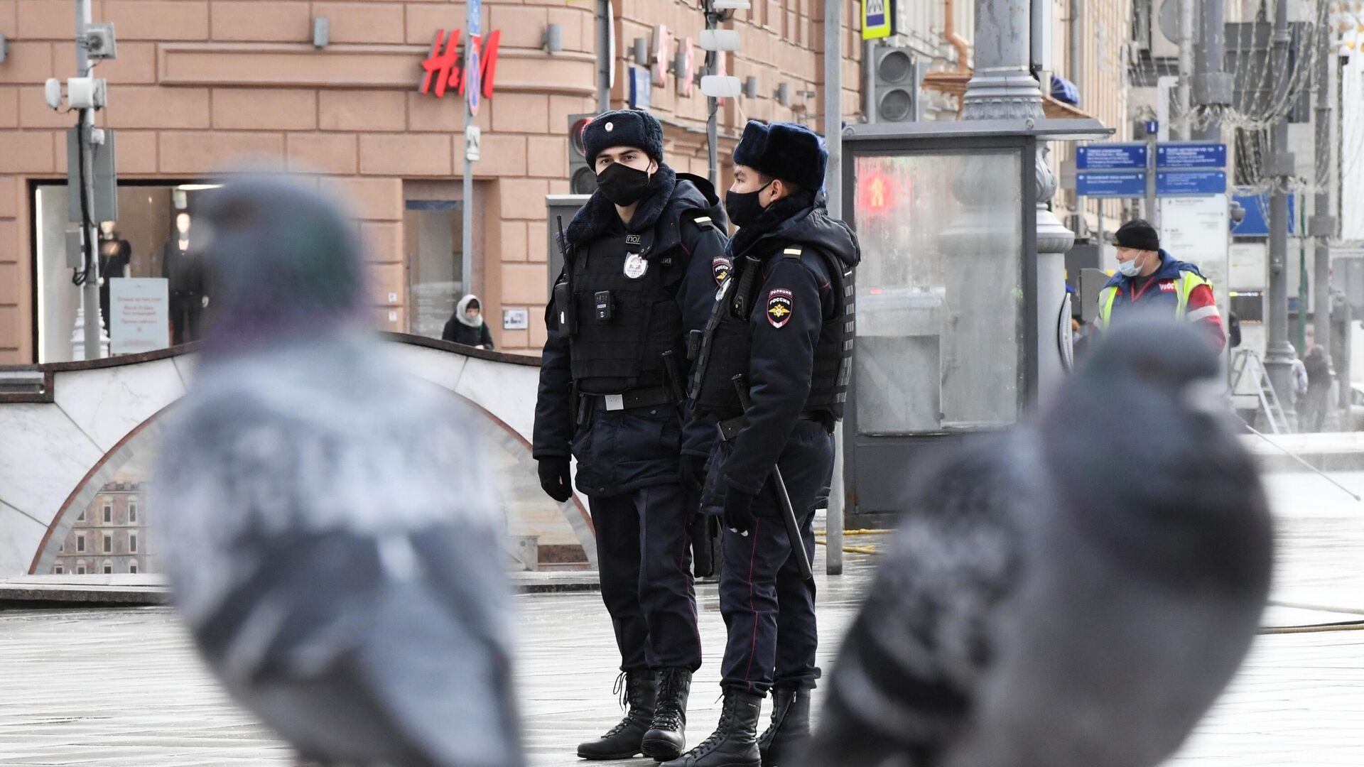 Сотрудники полиции в защитных масках на улице в Москве - РИА Новости, 1920, 30.01.2021