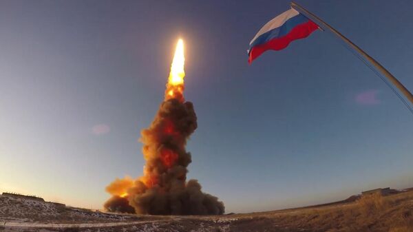 Испытательный пуск новой ракеты российской системы противоракетной обороны на полигоне Сары-Шаган в Казахстане. Стоп-кадр видео