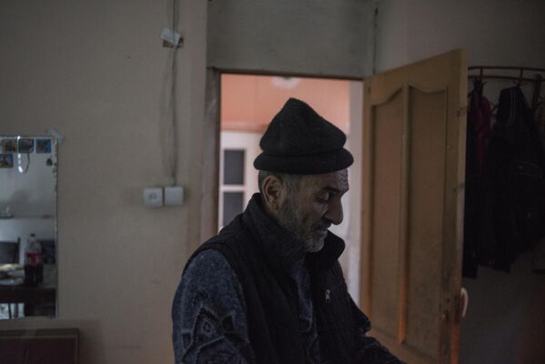 Мужчина в комнате своего дома в поселке Карегах в Нагорном Карабахе