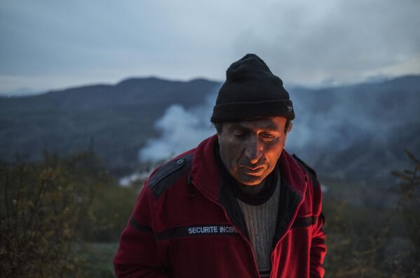 Мужчина в поселке Карегах в Нагорном Карабахе