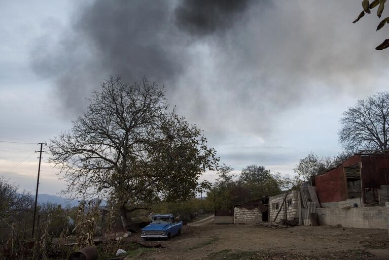 Разбитый автомобиль на улице в поселке Карегах в Нагорном Карабахе