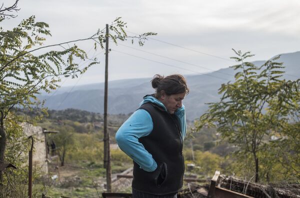 Женщина в поселке Карегах в Нагорном Карабахе