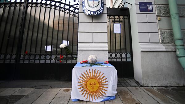 Цветы и футбольный мяч у посольства Аргентины в Москве в память о футболисте Диего Армандо Марадоне