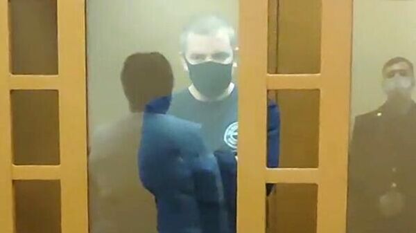 Денис Бельтюков, удерживавший шестерых детей в заложниках в квартире, на заседании Колпинского районного суда Санкт-Петербурга
