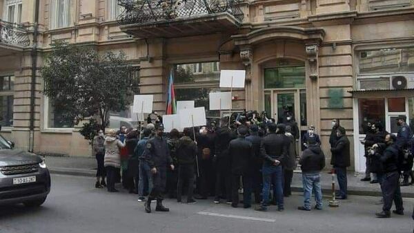 Пикет у французского посольства в Баку