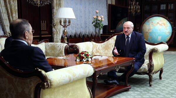 Министр иностранных дел России Сергей Лавров и президент Белоруссии Александр Лукашенко во время встречи во Дворце независимости в Минске
