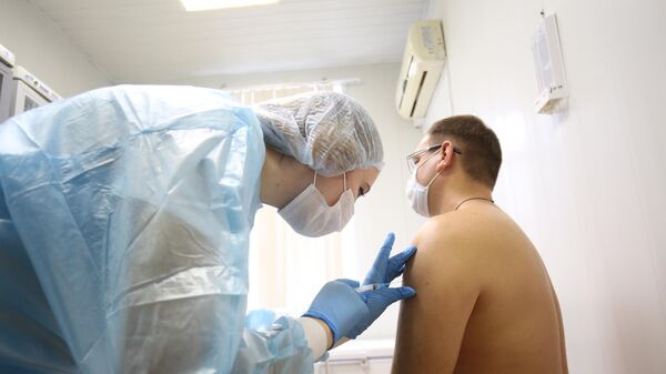 Медсестра проводит вакцинацию от коронавируса
