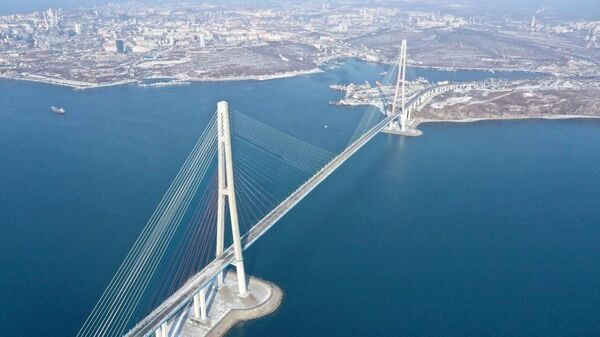 Очистка вант Русского моста от наледи во Владивостоке
