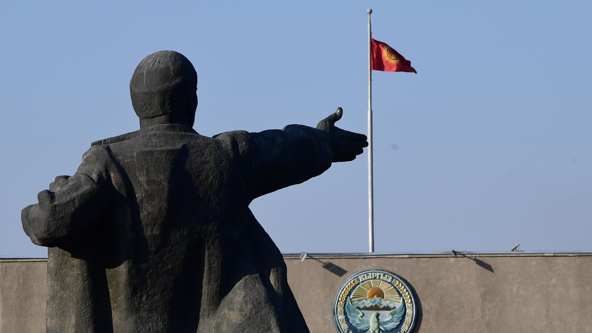 Памятник В. И. Ленину на Старой площади в Бишкеке  - РИА Новости, 1920, 10.01.2021