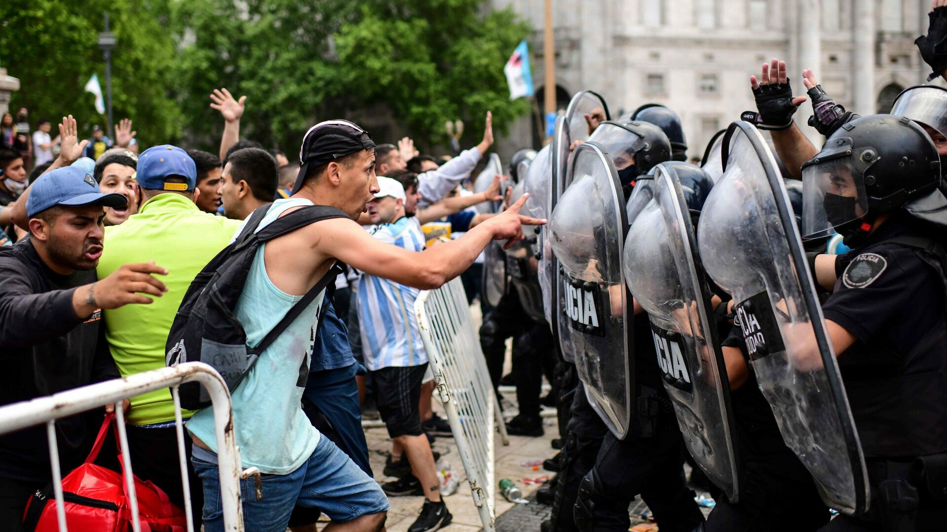 Столкновения болельщиков с полицией на церемонии прощания с Диего Марадоной - РИА Новости, 1920, 26.11.2020