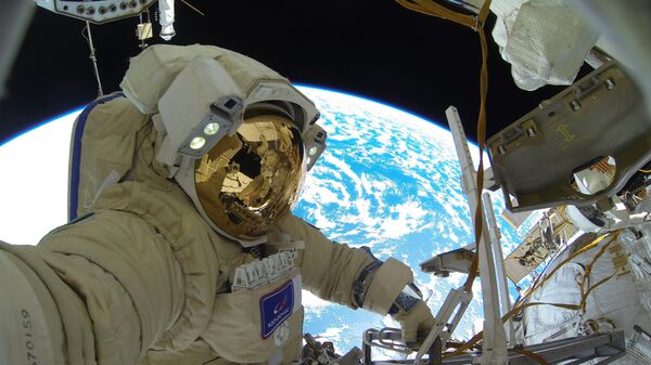 Космонавт Роскосмоса во время выхода в открытый космос