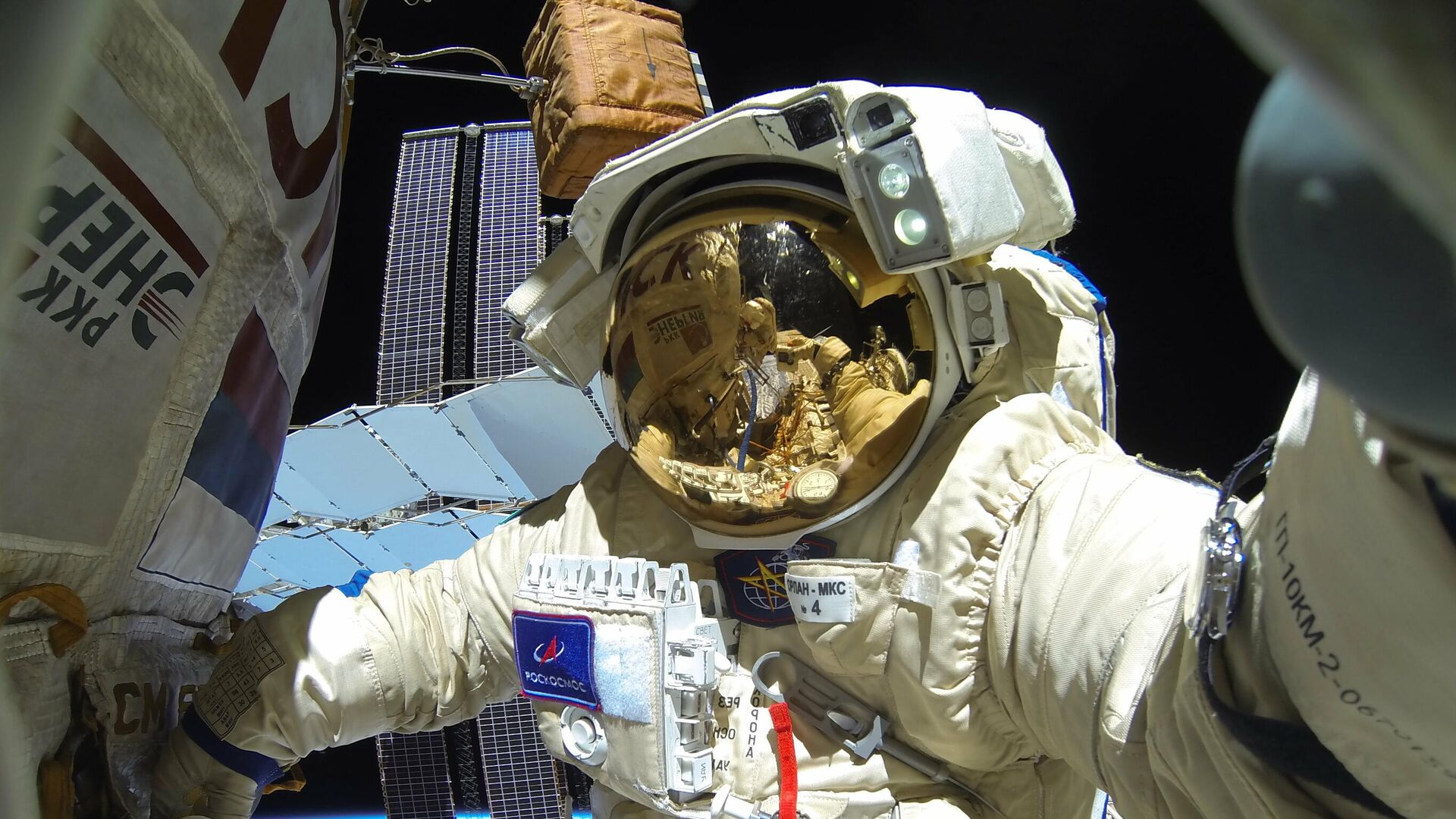Космонавт во время выхода в открытый космос - РИА Новости, 1920, 01.07.2022