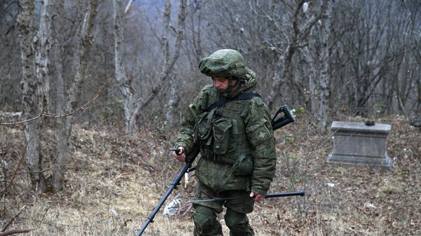 Сапер Вооруженных сил РФ проводит гуманитарное разминирование местности в Нагорном Карабахе