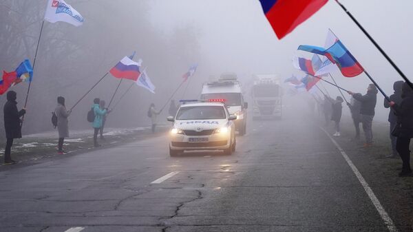 Активисты общественной организации Мир Луганщине встречают 100-й гуманитарный конвой МЧС РФ в Луганске