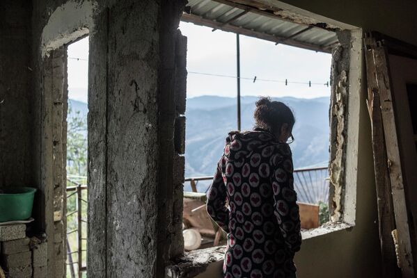 Женщина в доме в поселке Карегах в Нагорном Карабахе