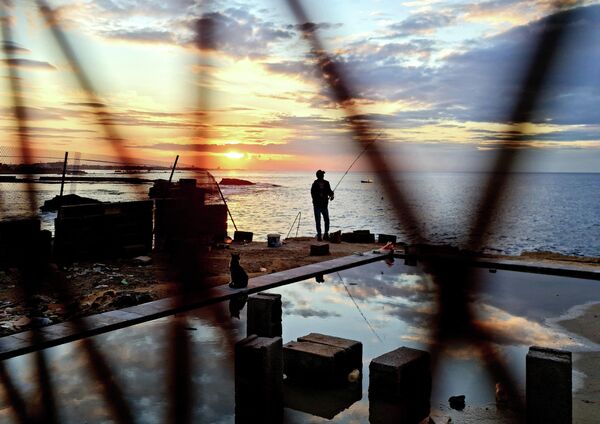 Рыбак на набережной в Триполи, Ливия